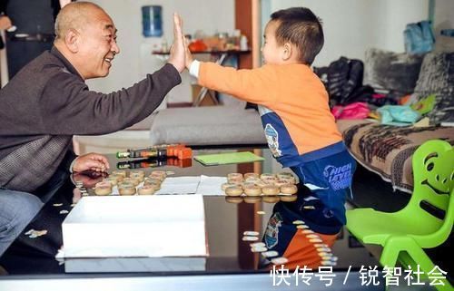 爷爷|“最潮爷爷”火了,抱孙女看楼盘,网友调侃:预定个孙女婿的位置