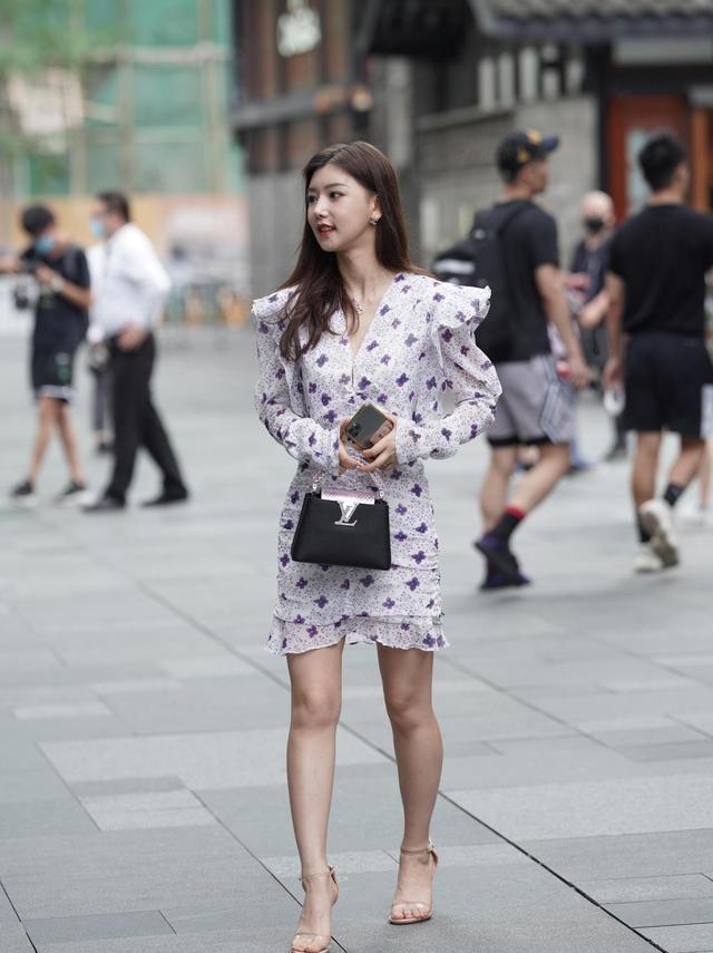 美女街拍:复古风不会过时,让小姐姐神采奕奕,展现不一样的性感与调皮