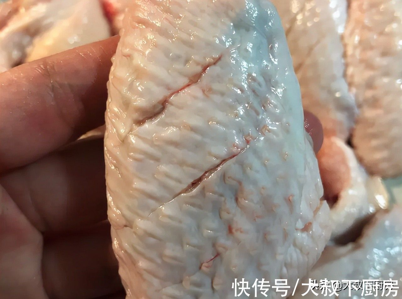 不油炸却超好吃！大叔教你椒盐鸡翅，咸香酥脆，做法也非常简单