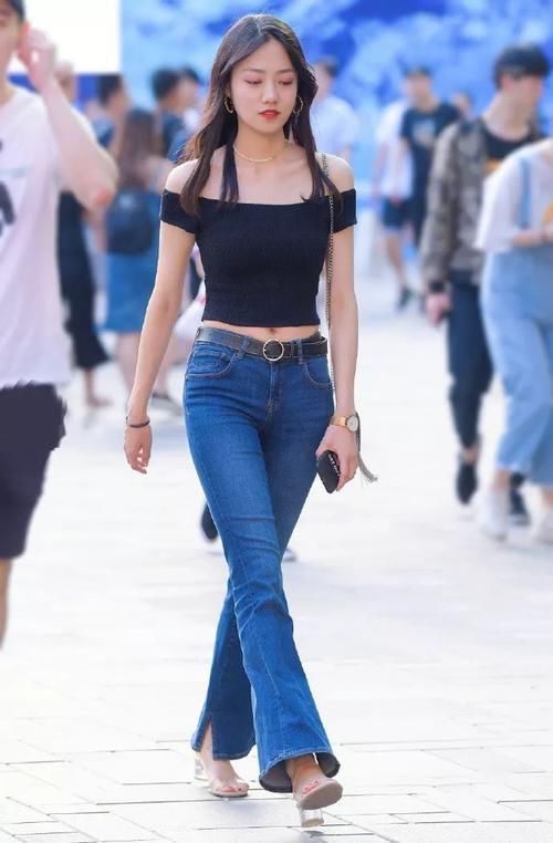 路人街拍别再穿烂大街的牛仔裤了小姐姐这条喇叭裤才是王道