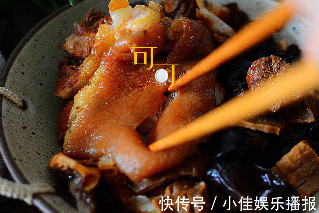 肉香满溢的蹄髈烧法，笋干和木耳更受欢迎，炖一锅一家人吃两餐