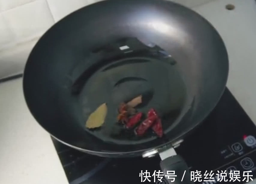 葱段|排骨不要炖土豆了，媳妇给里面倒了一碗面粉，老公不够吃了