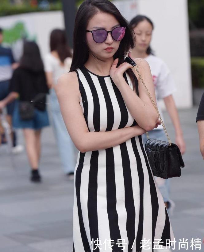 街拍:个性十足的“斑马线”连衣裙, 宽松版型不挑身材, 穿出时尚感