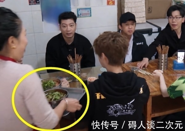 陈赫|陈赫到街边摊一下子要十碗面,小鹿付款得知总价钱后,是我没见过世面