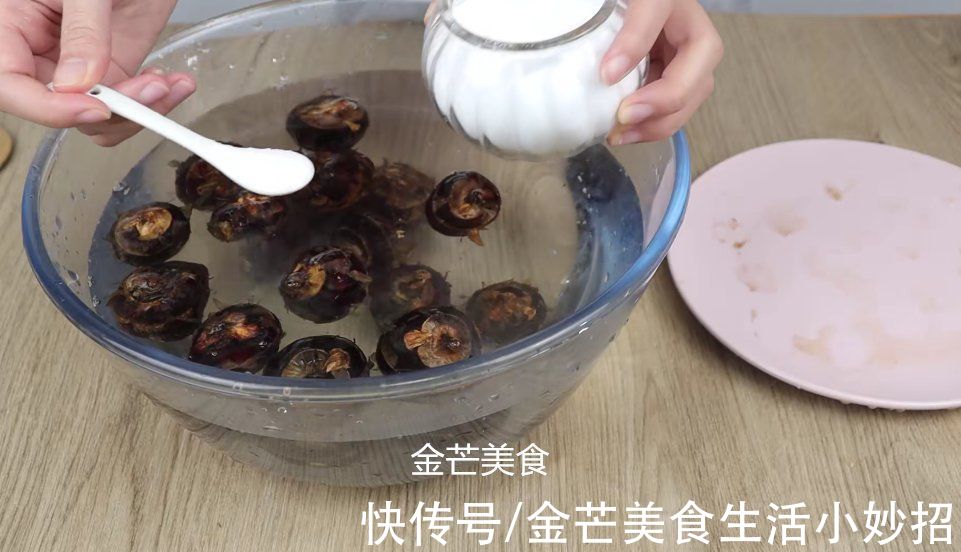 今天才发现,荸荠去皮这么简单,只需学会这一招,简单还不浪费