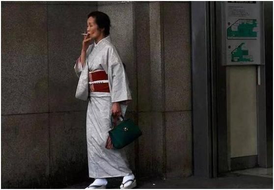 本人吸烟|日本人是这么抽烟的，怪不得他们活得更久，很值得我们学习