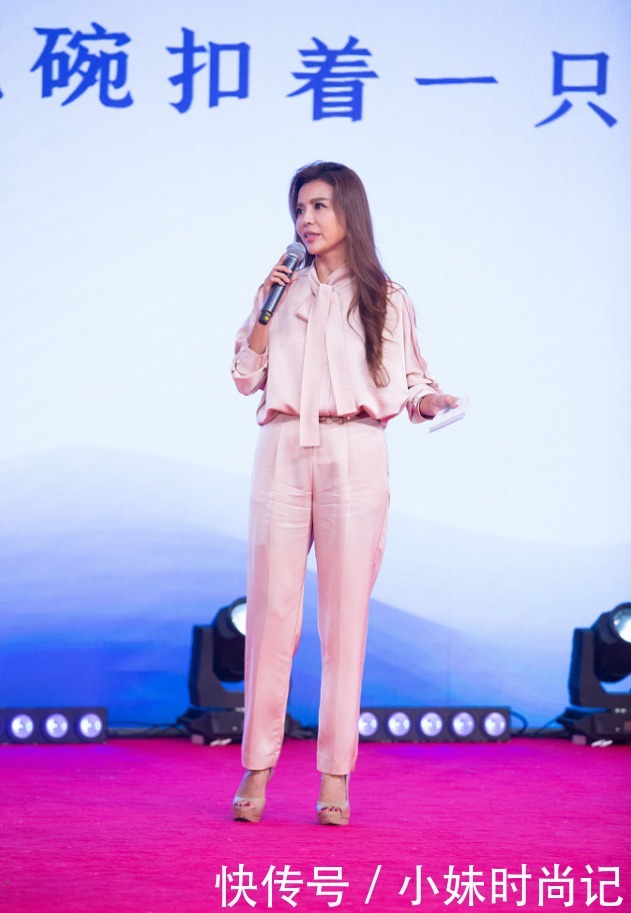 优雅|朱迅真不像快50岁的人,穿一身粉色服装年轻20岁,美得优雅又得体