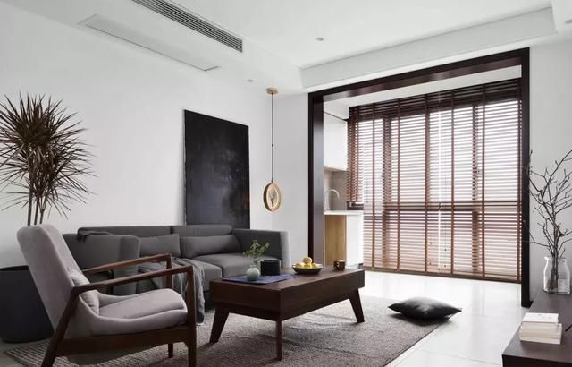 地砖|客厅连接阳台,要不要装隔断门?幸好我精明,一锤下去赚了好几万