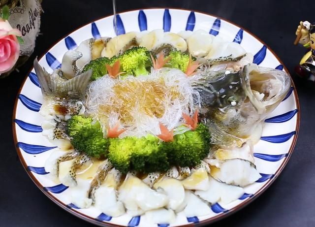 清蒸鲈鱼，记住不要放盐，诀窍告诉你，鱼肉鲜嫩好吃，不腥不柴