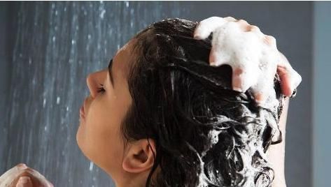 头发|女性头发多久洗一次最好?洗头常犯的4个错误,很多人都避免不了