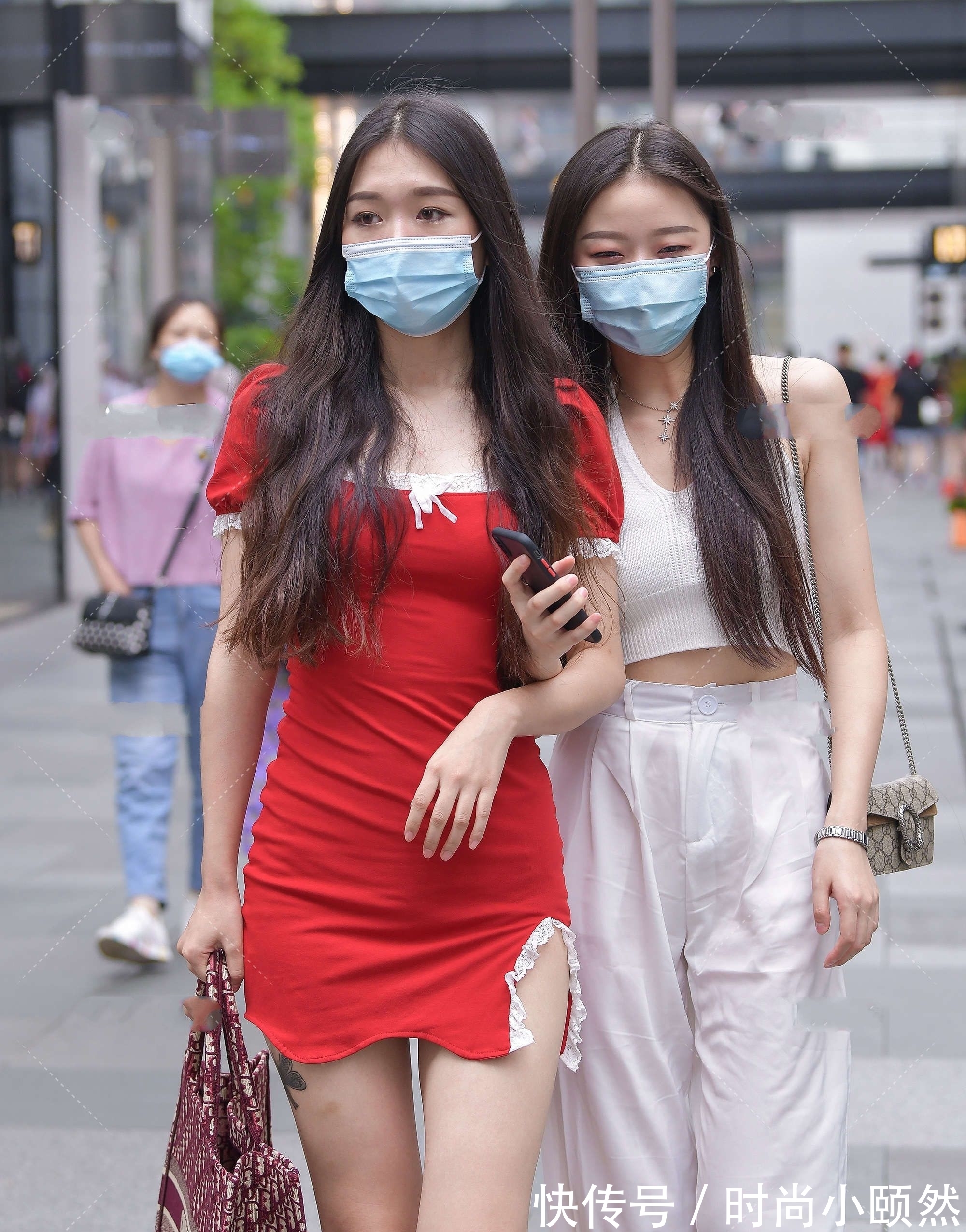 连衣裙|红色连衣裙上带有白色花边的设计,甜酷感十足泡泡袖的设计显气质