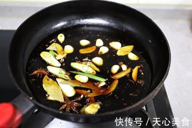 喉咙|鱼刺卡在喉咙里,喝醋不管用,教你1招,鱼刺自己顺下去,快学会