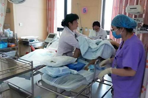 尴尬|生孩子的尴尬瞬间,这事大部分产妇都无法接受,太尴尬了