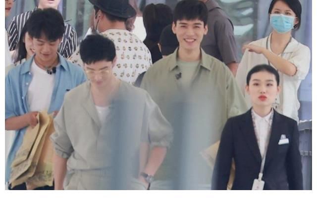 采購|丁真與周也采購后，又被拍到與姚安娜逛超市，兩人體型差以為看錯