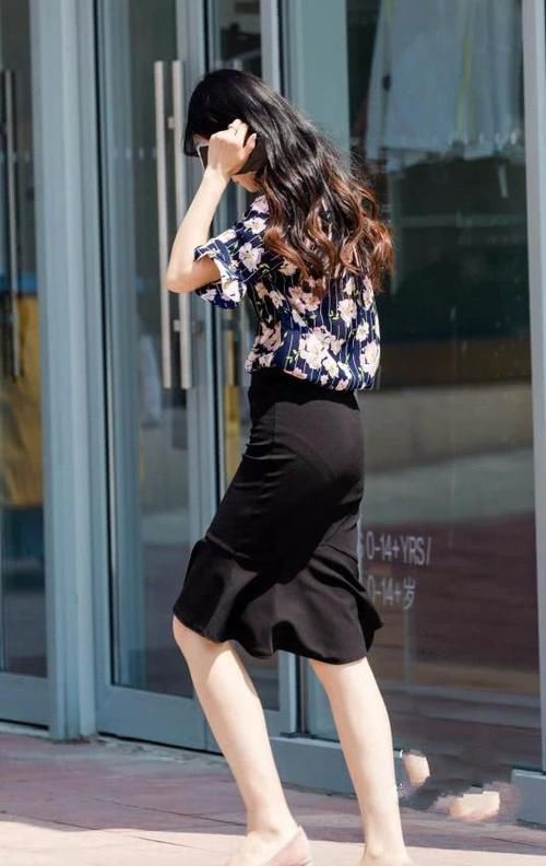 街上|街拍美女:女生都喜欢的鱼尾裙,走在街上就是仙气飘飘的小仙女