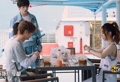 按摩|張顏齊給鄧紫棋按摩,卻把手放在她“衣服下”,網(wǎng)友:真不怕被罵