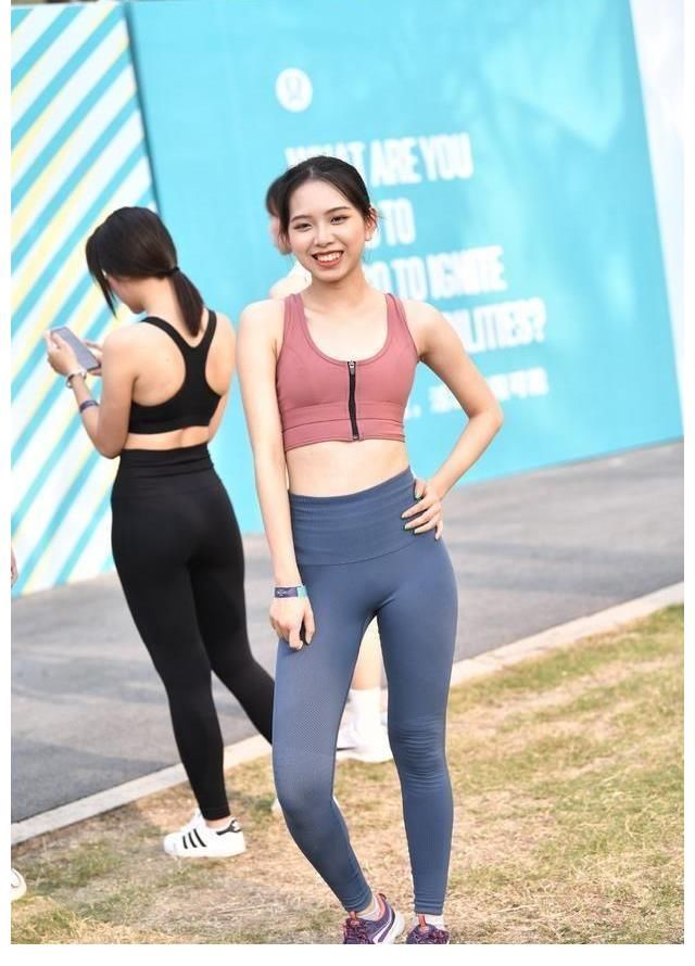 瑜伽裤|美女钟爱“瑜伽服”，娇小可爱显身材
