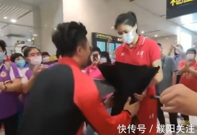 王宁|双喜临门!恭喜两位女排姑娘夺冠后大婚,男友单膝下跪求婚太浪漫