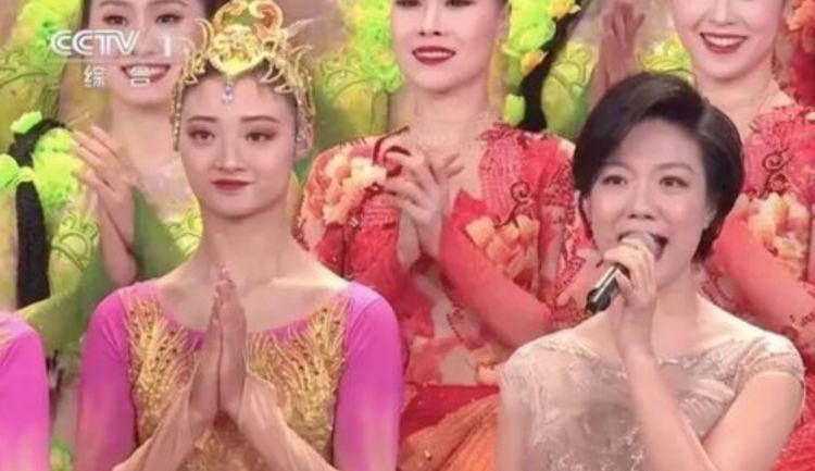 她在《星光大道》拿過冠軍,還登上央視春晚,現(xiàn)在卻街頭賣唱!