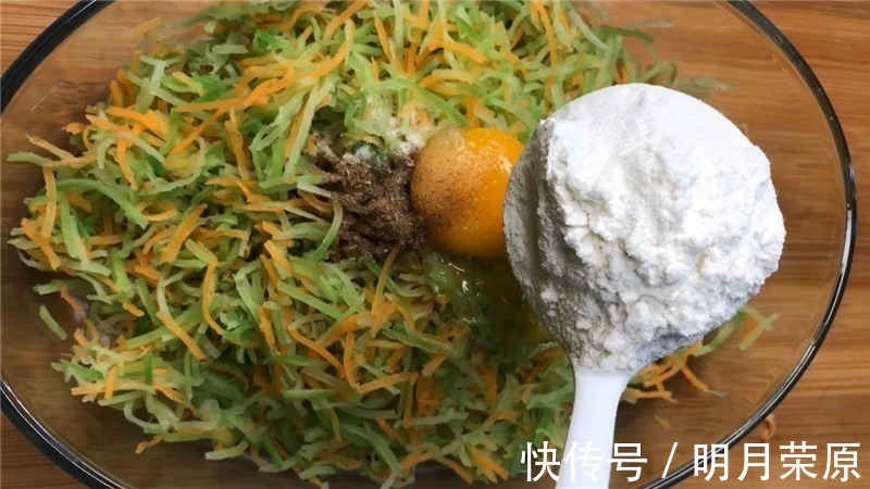 好吃|天气冷了炸萝卜丸子,不要用水调,很多人不知道,难怪不好吃