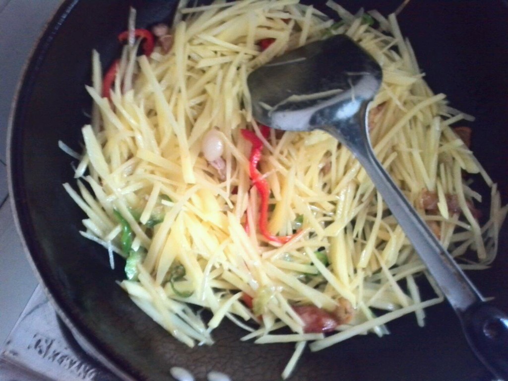 炒土豆丝是先放醋还是后放醋，很多人都不清楚，难怪炒的软趴趴