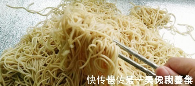 做凉面,煮熟后不要泡冷水,学会2招,面条爽滑筋道,又香又入味