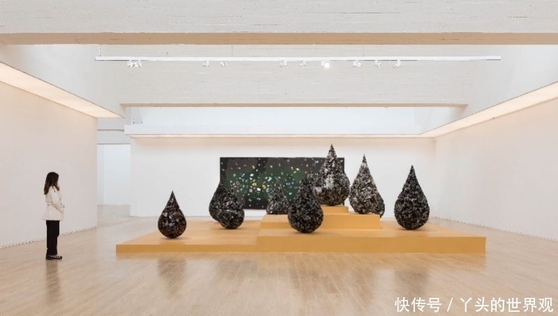 他用车壳重塑巨石人像,再现宇宙视角下的众生平等