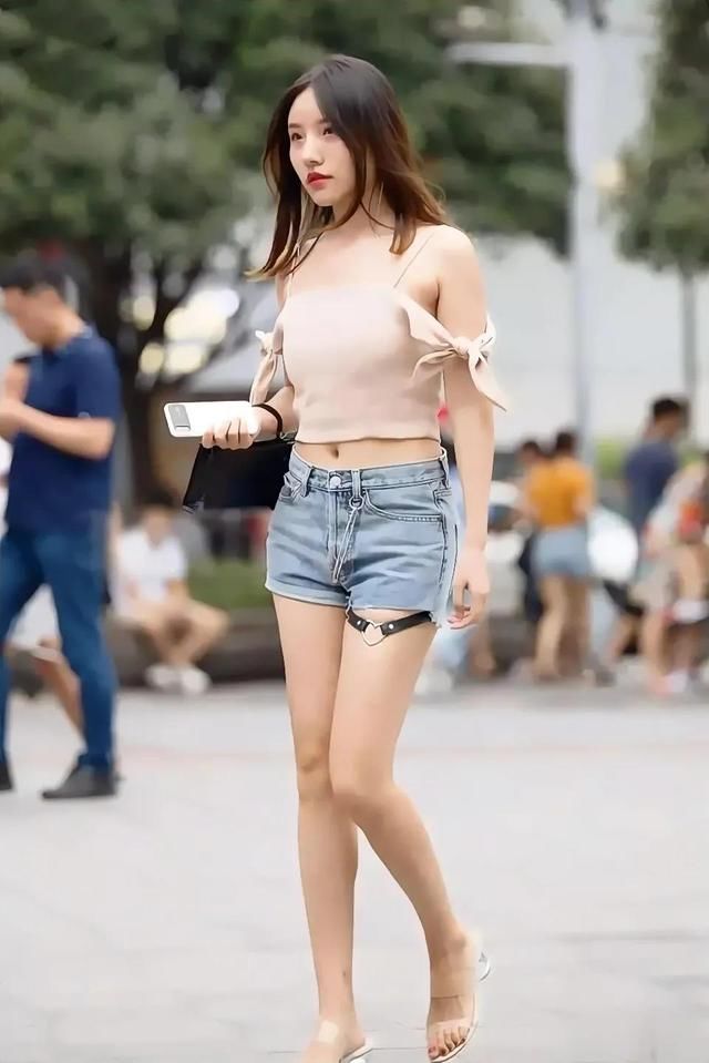 甜美的蝴蝶结吊带上衣，搭配高腰牛仔短裤，既凉快又时尚