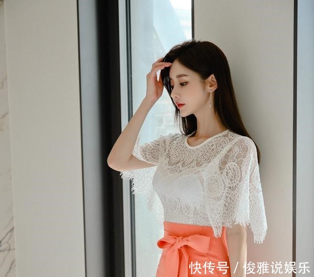 孙允珠|孙允珠高清美图漫雪橘红雅彩卷花文艺包臀裙