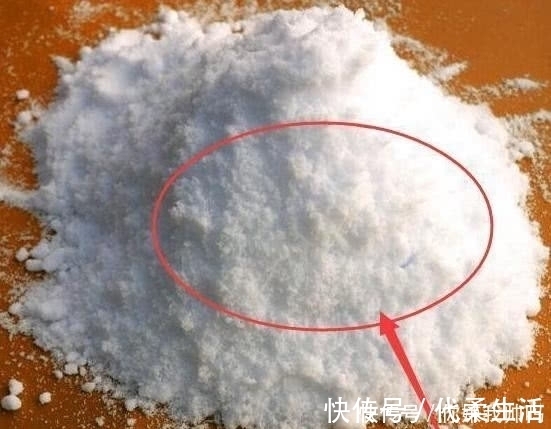 天天拖地还是脏？家政阿姨教我一招，拖地加这几样，地板干净光滑