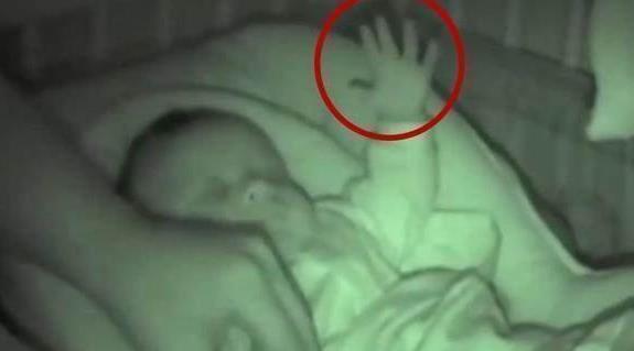 照片|当这对夫妇晚上起来照看孩子的时候,他们拍下了难以置信的照片,让他们大开眼界