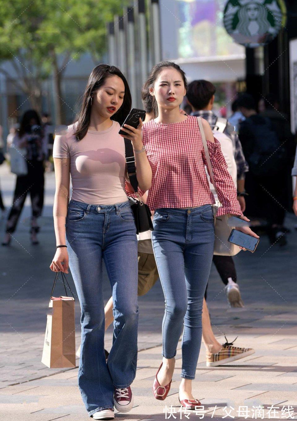 牛仔裤|街拍:2闺密逛街,牛仔裤配上单鞋,既舒适百搭,显青春活力