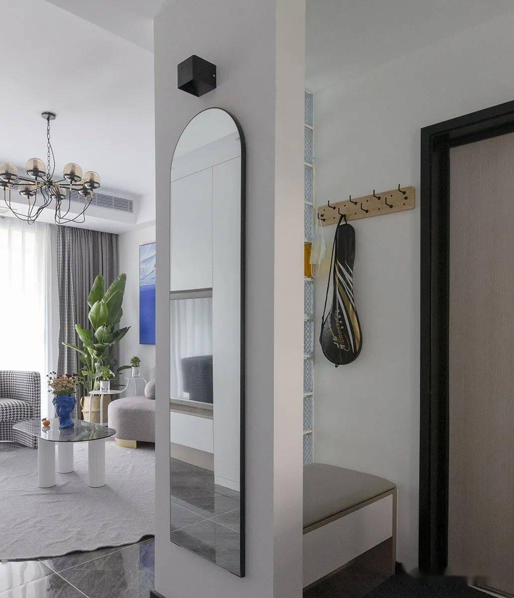 玄关|小夫妻的优雅两居,U型衣帽间真大气,圆形家居内敛又舒适,超美