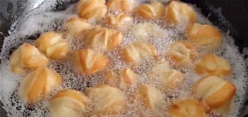 2.不要做得太大了，外边酥得直掉渣，吃着更香甜，真过瘾