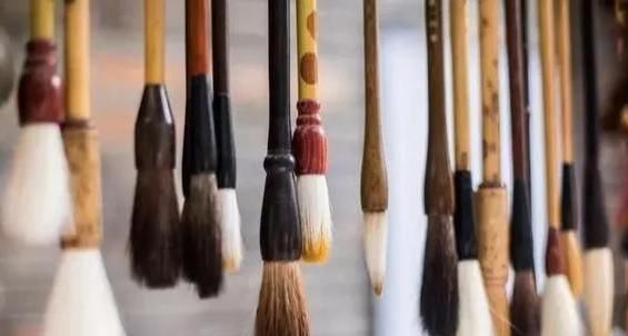 下联|才女出上联“王不出头谁做主”,才子的霸气下联令才女脸红