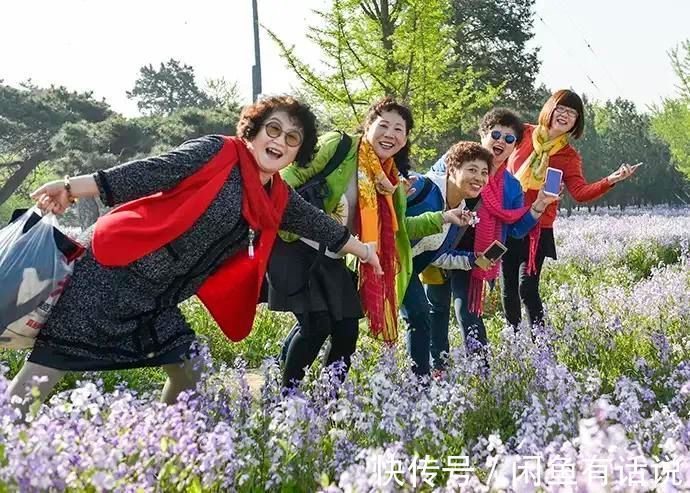 天凉 天凉又见丝巾飞舞,中国大妈当成拍照道具,法国老太却解锁了优雅