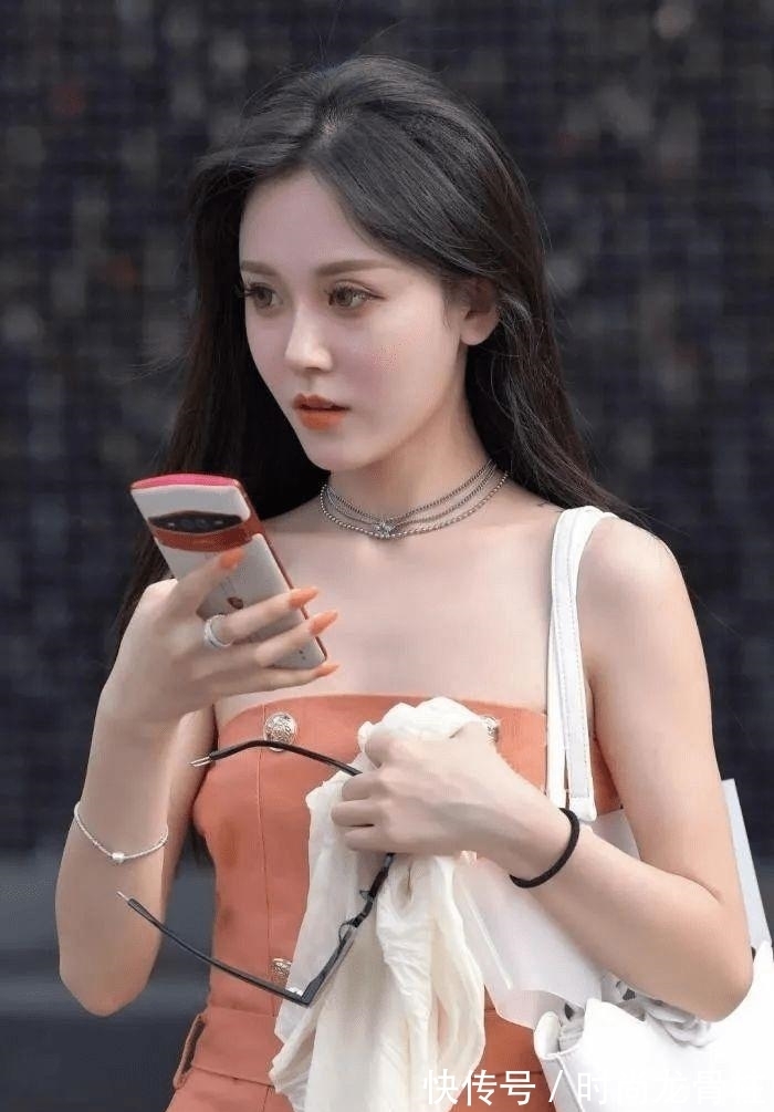 开衫 暗橘红色的连衣裙加上白色的开衫,小姐姐穿出非常迷人的感觉