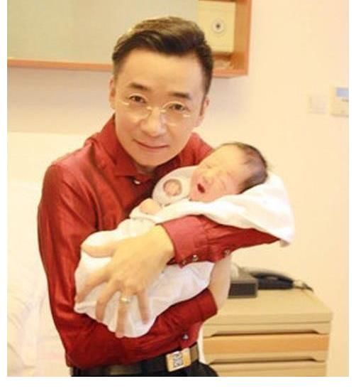 中國(guó)傳媒大學(xué)|高博漂亮的老婆曝光，他沒(méi)能成央視一哥，在生活中卻是妥妥的一哥