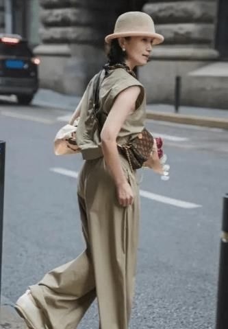 运动鞋 脱掉你的运动鞋吧,今年流行这3种平底鞋,五十多岁女人穿好时髦