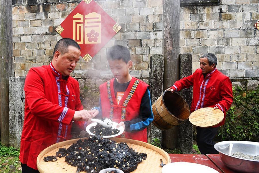 农贸市场|做乌米饭、挂红灯笼、写“福”送福 福建“年味儿”别样浓！