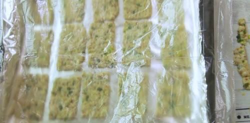 蘇打餅不用出去買,自己在家就能做,咸香酥脆,比外面賣的還好吃