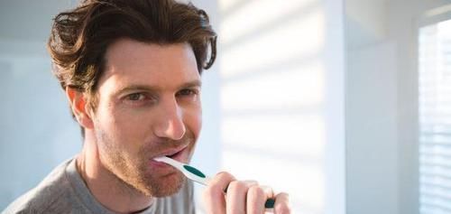 男人|男人衰老的标志2处会变大,2处会缩小,占一个,说明你真的老了