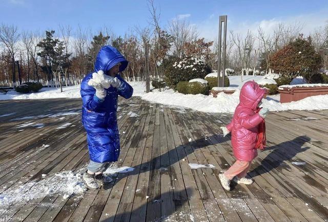笑笑|国乒隔离酒店下暴雪!王楠母子三人出门堆雪人,拿雪球追着女儿跑