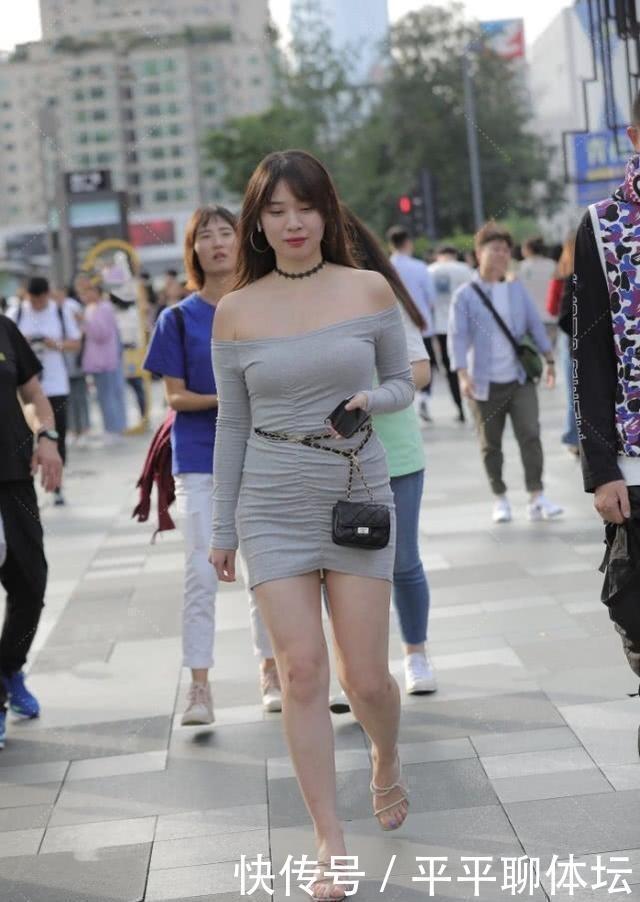 浅灰色紧身连衣裙,知性优雅,尽显高级感