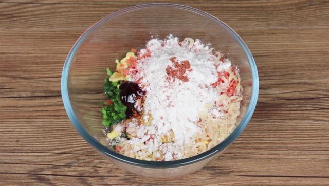 不用和面就能吃上菜团子，玉米面上滚一滚就下锅，皮薄馅多味道好