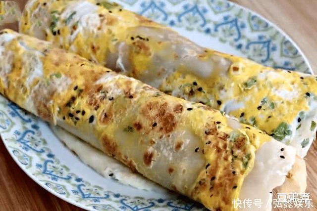 想吃煎饼果子别再出去买了,教你在家做,手不沾面,暄软又好吃