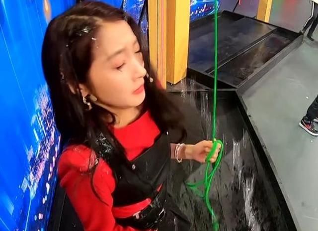 关晓彤录节目被淋雨，得知她手握的私密物，鹿晗看到无法淡定