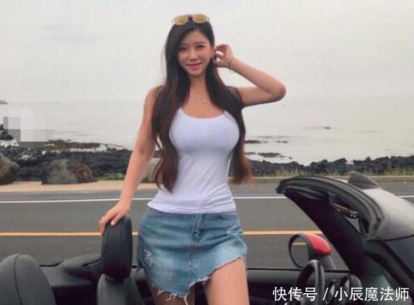 小姐姐爱穿紧身打底裤，展露傲人曲线身姿，增添个性时尚感