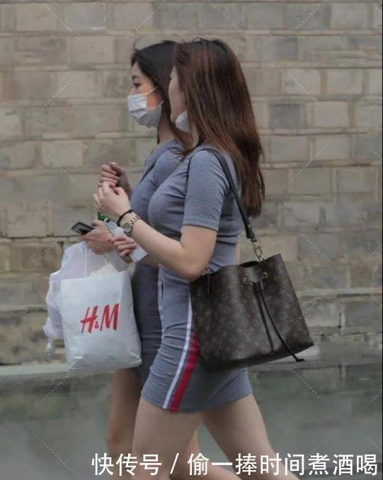 灰色紧身连衣裙,紧身收腰设计,青春洋溢活力十足