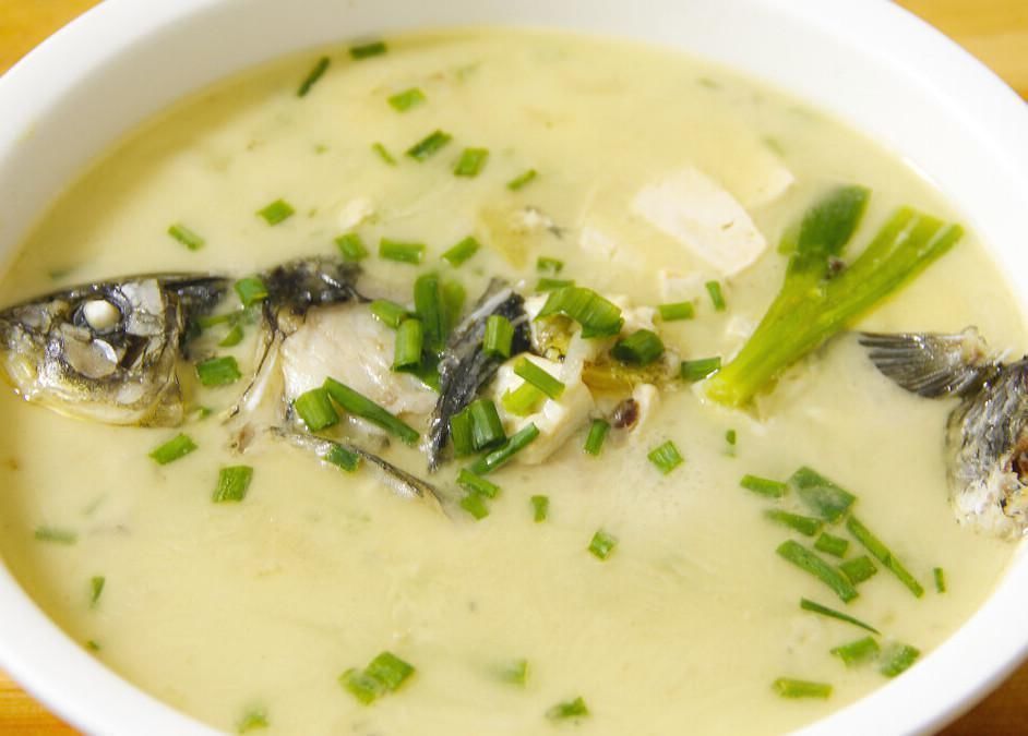 炖鱼汤，用凉水还是开水？掌握3个窍门，鱼汤奶白又鲜美，没腥味